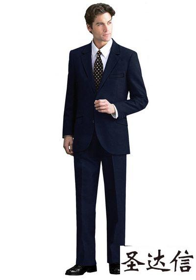 保持整潔是男士們穿好定制西服很重要的一個環(huán)節(jié)。